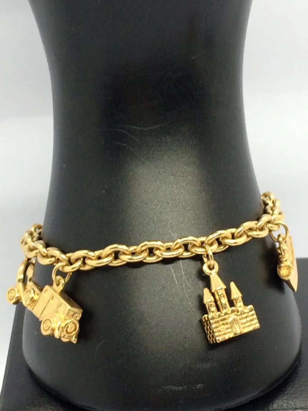 VINTAGE AVON BRACELET Rich & Famous Gold Tone 5 Charm Travel Theme 1980s - Picture 3 of 12